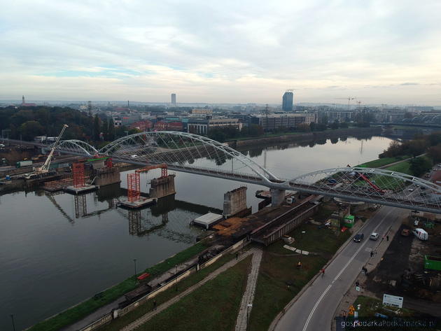 Kilka przęseł z tego mostu (do niedawna w Krakowie) trafi do Zagórza. Fot. Piotr Hamarnik