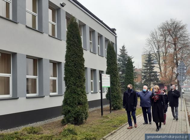 Urząd Skarbowy w Strzyżowie po remoncie. Zamontowano m.in. fotowoltaikę