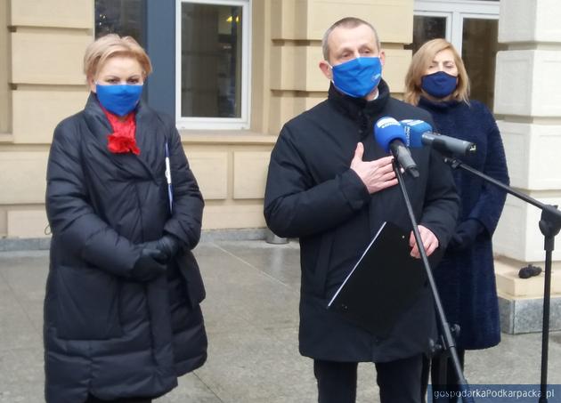 Od lewej Krystyna Skowrońska, Zdzisław Gawlik i Jolanta Kaźmierczak informują pomyśle okrągłego stołu podkarpackiej służbu zdrowia