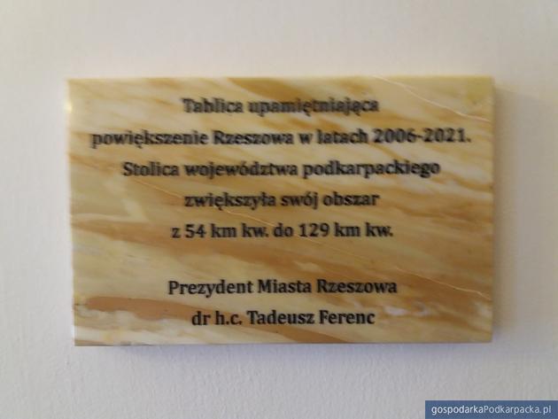 Tablica upamiętniająca rozszerzenie Rzeszowa zawisła w ratuszu