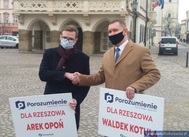 Od lewej: Arkadiusz Opoń i Waldemar Kotula 23 lutego 2021 r. ogłszają zamiar kandydowania na prezydenta Rzeszowa. Fot. Adam Cyło