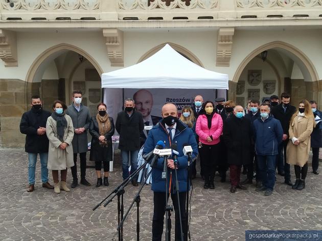 Konrad Fijołek wsród osób zaangażowanych w kampanię wyborczą