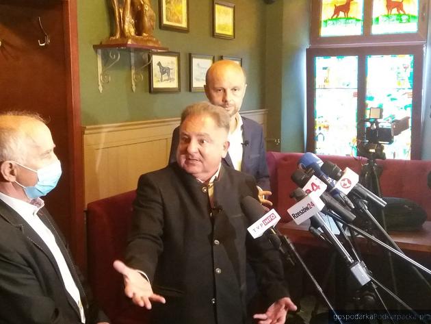 Robert Makłowicz z Konradem Fijołkiem podczas konferencji w Irish Pub. Fot. Adam Cyło