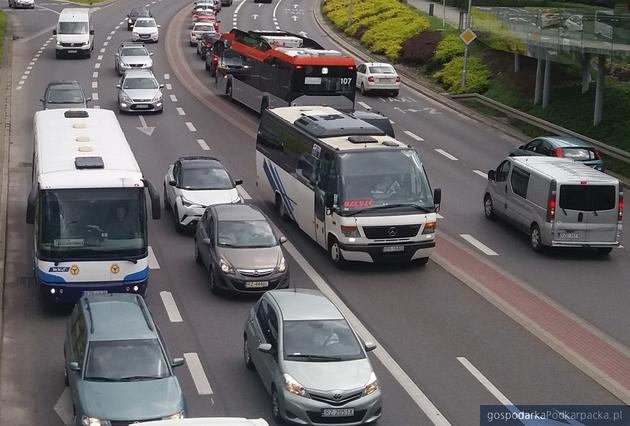 Autobusy różnych przewoźników na rzeszowskich ulicach