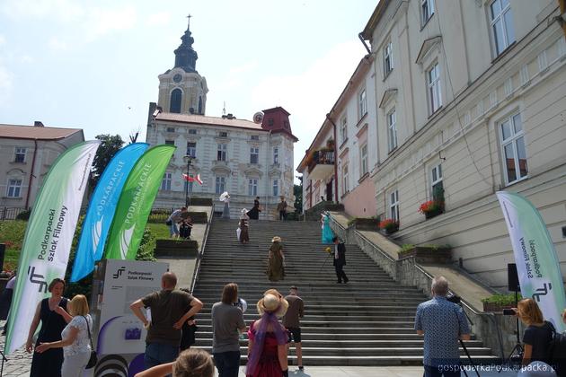 Sceny zabójstwa carskiego oficera z „Młodego Piłsudskiego” zagrano jeszcze raz specjalnie dla gości, którzy zjechali 11 lipca 2021 roku na otwarcie Podkarpackiego Szlaku Filmowego w Przemyślu. Fot. Beata Przybyszowska