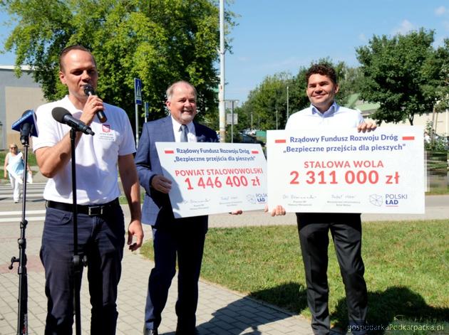 Od lewej wiceminister Rafał Weber, starosta Janusz Zarzeczny i prezydent Lucjusz Nadbereżny. Fot. stalowawola.pl