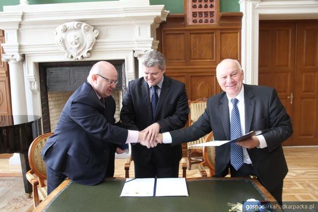 Od lewej prezydent Stalowej Woli Andrzej Szlęzak, prezydent Tarnobrzega Norbert Mastalerz i burmistrz Sandomierza Jerzy Borowski. Fot. Dariusz Bajor