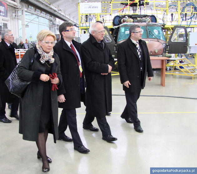 Posłowie w towarzystwie Janusz Zakręckiego, prezes PZL Mielec. Fot. PZL Mielec