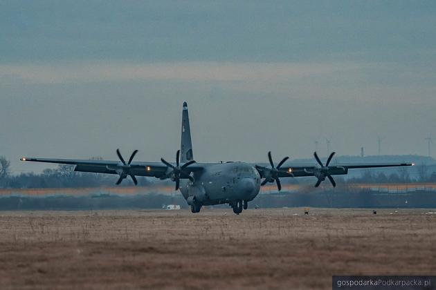 Boeing C17 Globemaster wylądował. Amerykańscy żołnierze w Jasionce. amerykańskic