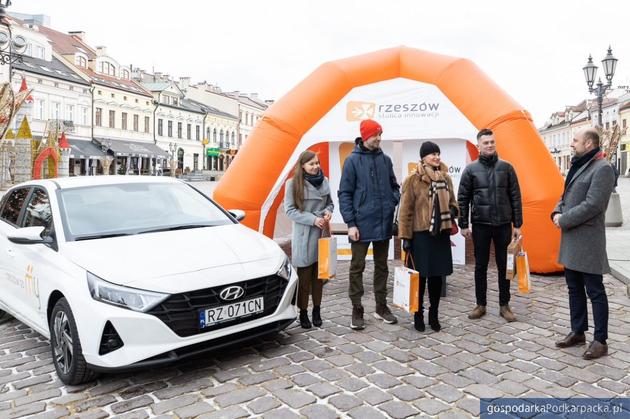 Laureaci ostatniej loterii mieszkaniowej z prezydentem Konradem Fijołkiem .Fot. Grzegorz Bukała/Urząd Miasta Rzeszowa