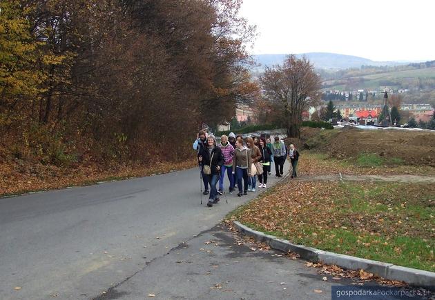 Uczniowie ze Strzyżowa drodze na Ratośniówki. Fot. zs-strzyzow.itl.pl