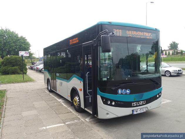 Nowy autobus zaprezentowano dziś przed siedzibą PKS