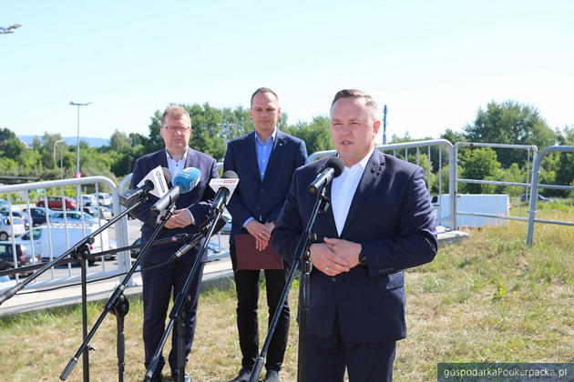 Od lwej poseł Piotr Babinetz, poseł i wiceminister infrastruktury Rafał Weber oraz wiceprezydent Krosno Tomasz Soliński. Fot. krosno.pl