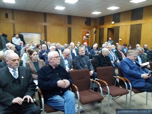 Od lewej w pierwszym rzędzie Piotr Marzec, Jerzy Stępień i Cezary Kaźmierczak, w drugim rzędzie, Zofia Zagórska (żona niewidocznego na zdjęciu Ryszarda Zagórskiego), Tadeusz Chmielewski, Tadeusz Kensy, ks. Stanisław Słowik, dalej Stanisław Kruczek i Henryk Cząstka