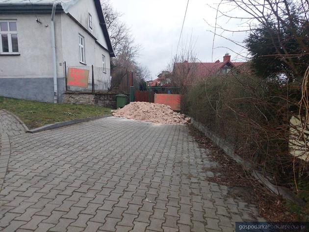 Plewy kukurydzy wysypane przez przed domem Marka Kuchcińskiego. Akcja Agrounii