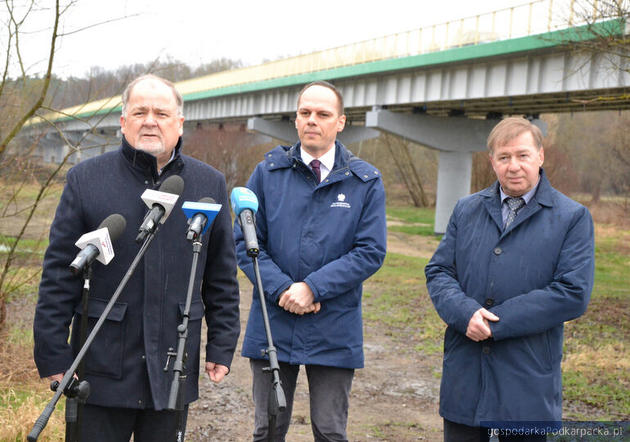 Od lewej starosta stalowowolski Janusz Zarzeczny, wiceminister infrastruktury Rafał Weber i wójt gminy Radomyśl nad Sanem Jan Pyrkosz.  Fot. stalowowolski.pl