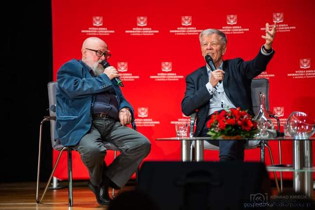 Od lewej prof. Jerzy Bralczyk i prof. Jan Miodek. Fot. WSIiZ