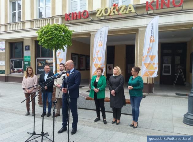 O transakcji poinformowano podczas konferencji prasowej na ulicy 3 maja, przed kinem Zorza. Fot. Adam Cyło