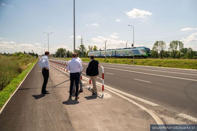 Remontowana ulica Warszawska w Rzeszowie. W tle pociąg Podkarpackiej Kolei Aglomeracyjnej. Fot. Adam Lampart, Urząd Miasta Rzeszowa