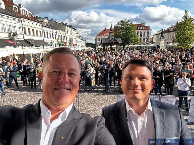 Od lewej Michał Połuboczek i Sławomir Mentzen