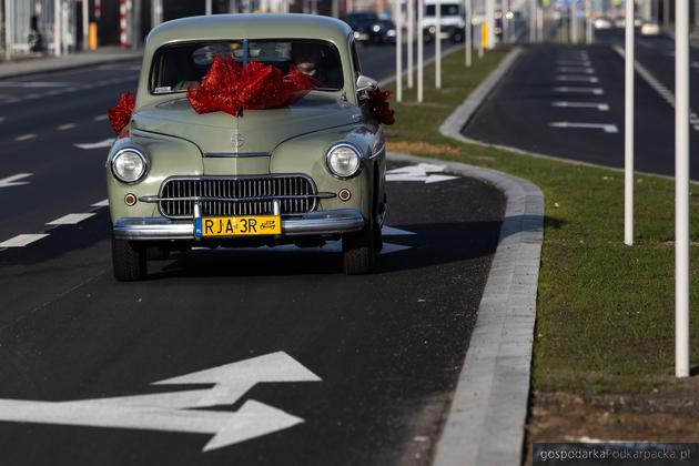 Przejazd zabytkowego samochodu marki Warszawa, wyprodukowanego w 1958 roku na ulicy Warszawskiego