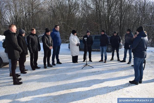 Przekazanie terenu inwestycji wykonawcy. Fot. powiat.krosno.pl