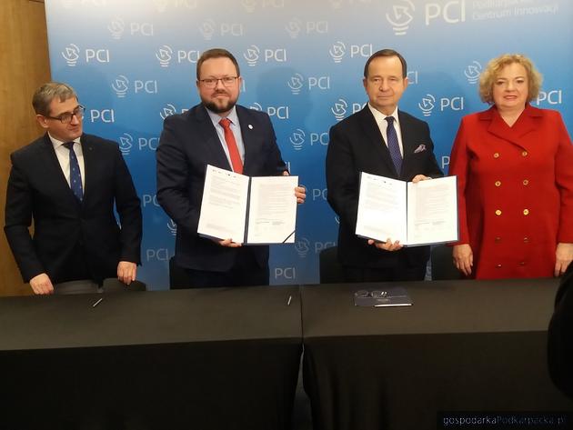 Od lewej wiceprezes PCI Sławomir Kowalski, prezes PCI Michał Tabisz, marszałek Władysław Ortyl i wicemarszałek Ewa Draus