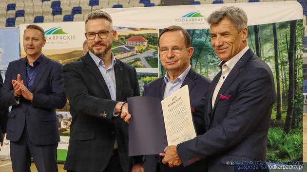 Sygnatariusze porozumienia: od lewej prezes ThinkHackR Łukasz Bonarek, marszałek Władysław Ortyl i Zdzisław Nowaskowski, dyrektor Centrum Kształcenia i Doskonalenia Nauczycieli. W tle z lewej prezydent Mielca Jacek Wiśniewski