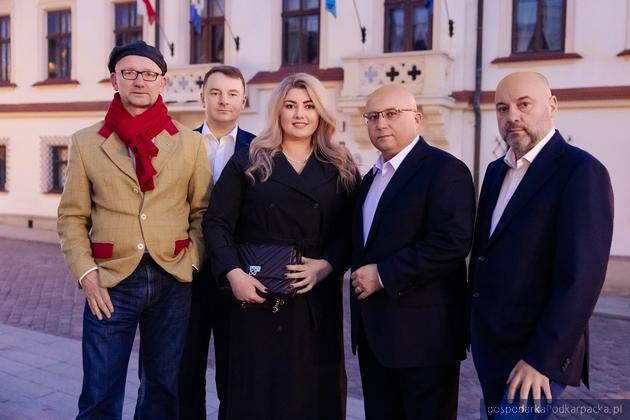 Od lewej Tomasz Kloc (przedsiębiorca), Adrian Skoczylas (społecznik), Magdalena Walczyk (adwokat), Adam Dziedzic (poseł i kandydat na prezydenta) i profesor Andrzej Madera