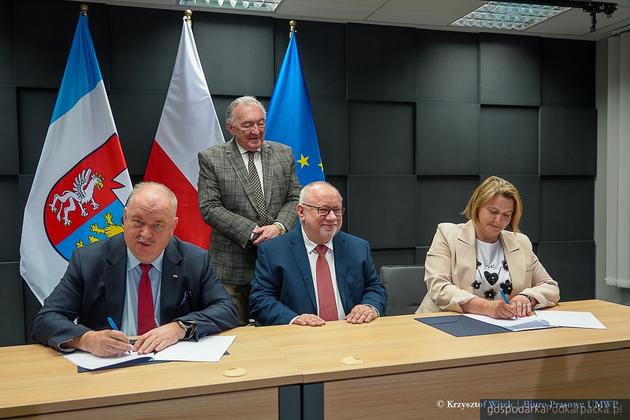 Od lewej wicemarszałek Piotr Pilch, dyrektor Jan Garncarski i członek zarządu województwa Anna Huk. Za nimi radny wojewódzki Jerzy Borcz