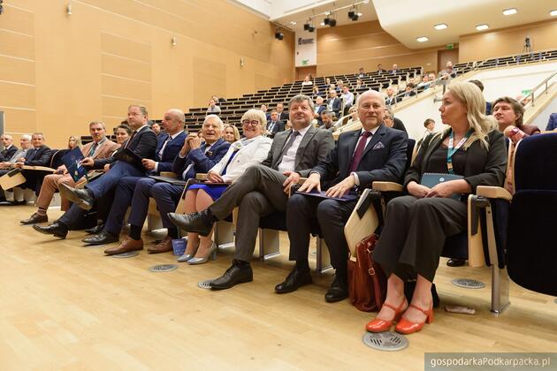 Wśród gości konferencji był m.in. były premier prof. Jerzy Buzek, który otrzymał Nagrodę im. Łukasiewicza w kategorii Bezpieczeństwo Energetyczne. Fot. Arkadiusz Surowiec