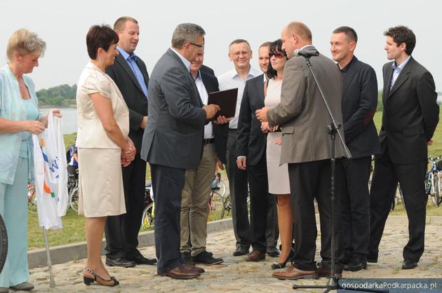 Prezydent Bronisław Komorowski w rozmowie z marszałkami województw. Pierwszy z prawej Bogdan Romaniuk. Fot. Marek Dembski