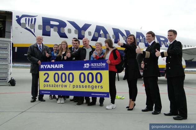 Grzegorz Zawisza z rodziną oraz prezesem Stanisławem Nowakiem, dyrektor Katarzyną Gaborec i załogą samolotu linii Ryanair. Fot. Archiwum