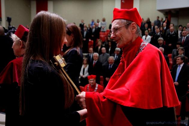 Inauguracja na WSIiZ. Z prawej prof. Jerzy Chłopecki.