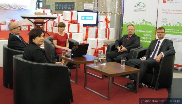 Debata Regionalna w Millenium Hall. Od lewej Andrzej Kulig, Krystyna Wróblewska, Bernadeta Szczypta (prowadząca), Jaromir Reizer i Jacek Adamowicz. Fot. Adam Cyło