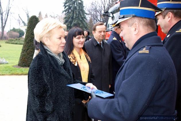 od lewej posłanka Krystyna Skowrońska, wojewoda Małgorzata Chomycz-Śmigielska, marszałek Władysław Ortyl. Fot. mł. bryg. Marcin Betleja