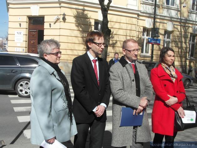 Od lewej - mama posła do PE Pawła Kowala, Ernest Lasota, Tomasz Kloc i Paulina Guzik. Fot. Monika Myśliwiec