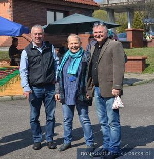 Od lewej Maciej Twardzik, znana podróżniczka Elżbieta Dzikowska i Mirek Nadolny