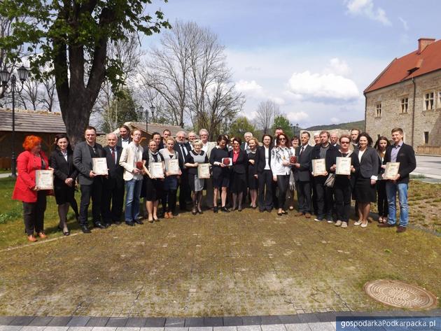 Posiadacze certyfikatów Made in Karpaty przed sanockim Zamkiem