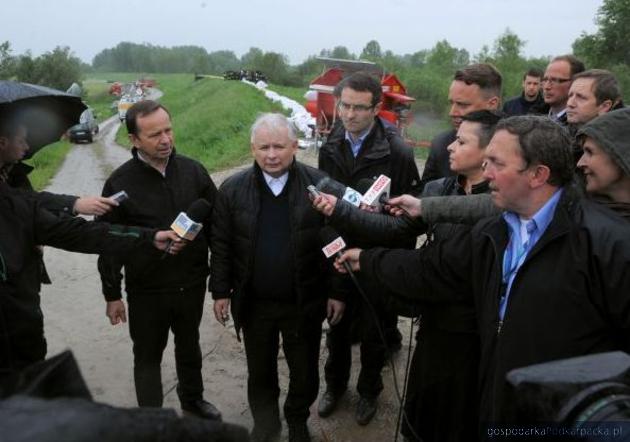 Jarosław Kaczyński na wałach Gorzycach w powiecie tarnobrzeskim