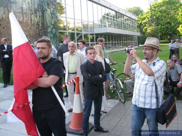 Z flagą Mateusz Kutrzeba, asystent Tomasza Poręby, z kamerą Ireneusz Dzieszko, organizator kontrwiecu. Fot. Adam Cyło