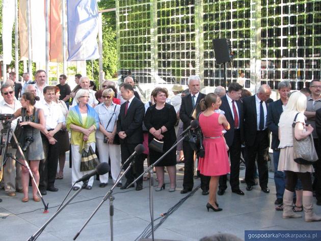 Działacze PiS oczekują na przyjazd Jarosława Kaczyńskiego