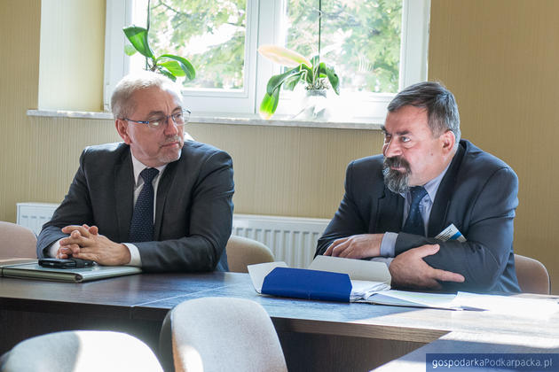 Od lewej członek zarządu województwa podkarpackiego Tadeusz Pióro i dyrektor szpitala Wiktor Stasiak. Fot. Michał Mielniczuk