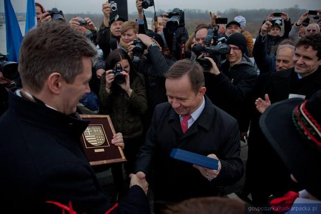 Marszałkowie świętokrzyski Adam Jarubas i podkarpacki Władysław Ortyl wymienili się herbami