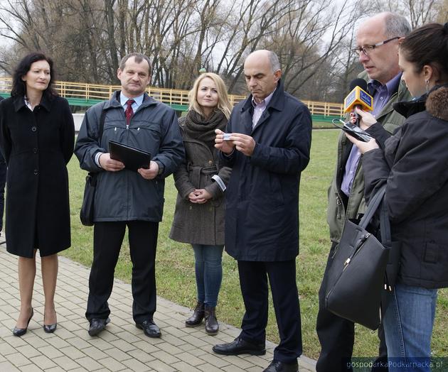 Od lewej Ewa Leniart i Jerzy Cypryś oraz przedstawiciele wyborców Natalia Chmiel (nauczycielka), Krzysztof Kaszuba (ekonomista) i Krzysztof Staszewski (prezes organizacji)