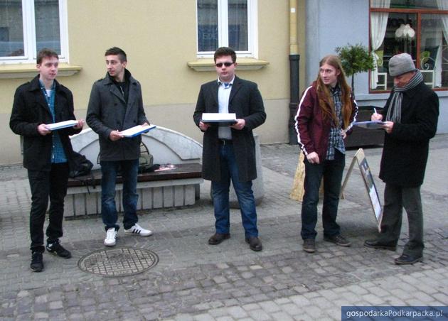 Zbieranie podpisów na 3 Maja w Rzeszowie. Fot. Adam Cyło