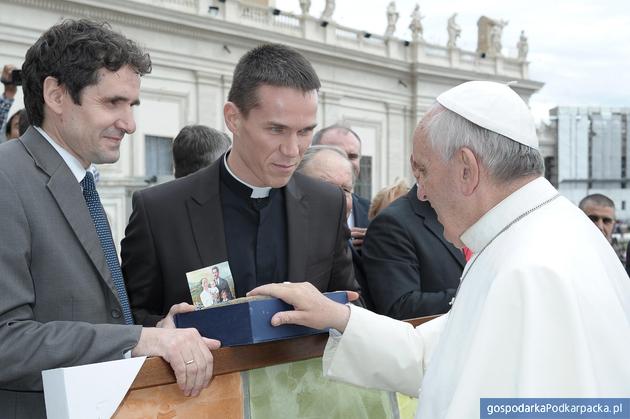 Poświęcenie przez papieża Franciszka kamienia węgielnego pod Muzeum im. Ulmów. Z prawej Bogdan Romaniuk